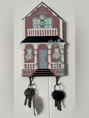 Sheila’s Collectibles Wooden House Key Holder